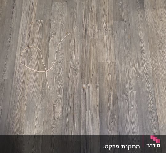 רצפת פרקט עם חוט על הרצפה